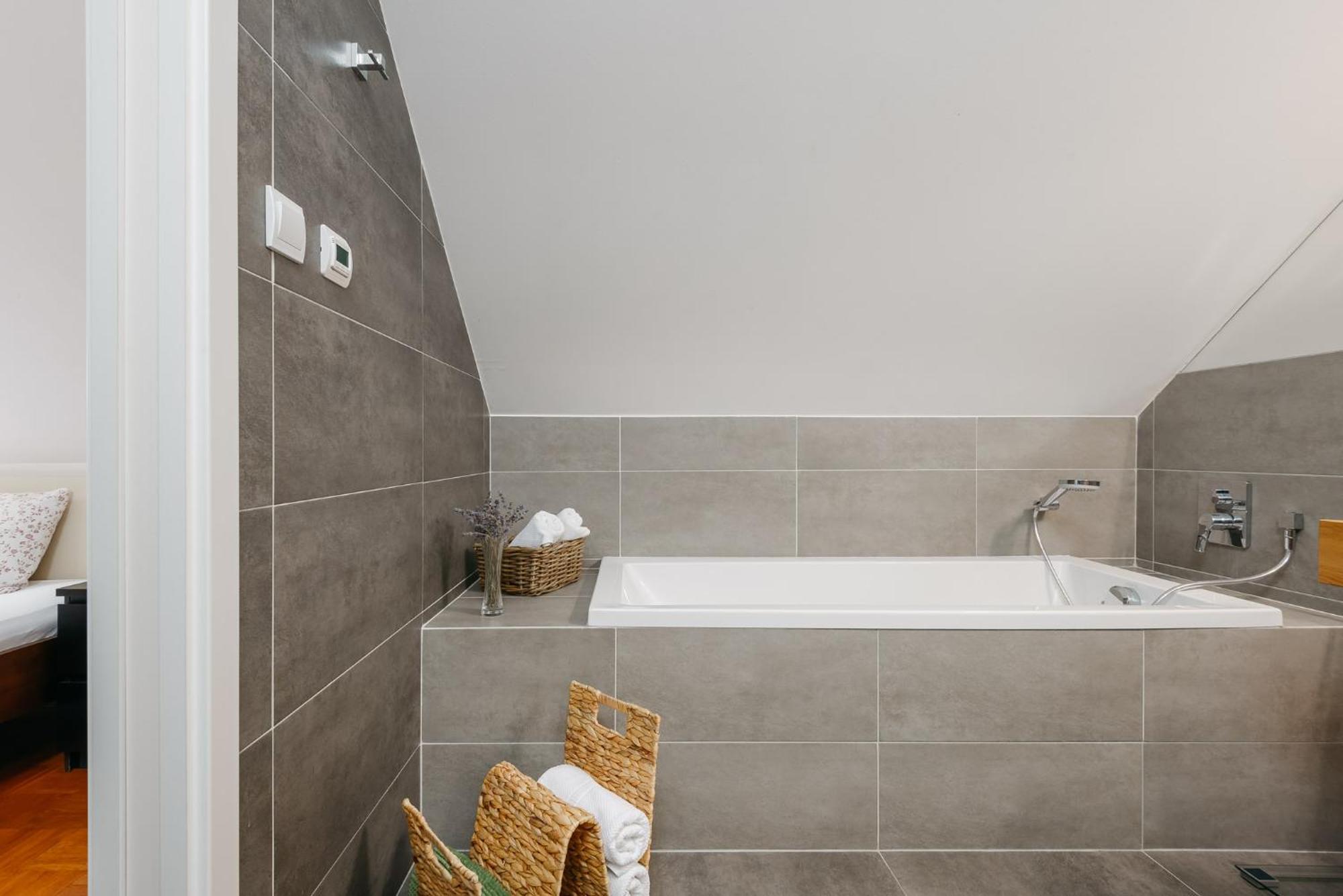 Lejlighed Roy 2 Bdr With Castle View, Parking & Ac Prag